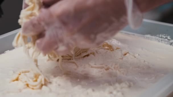 Hombre trabajador poniendo queso blando cortado en una cuba de líquido — Vídeos de Stock