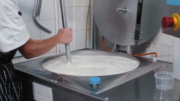 Produzione di formaggio - un uomo mescola la base per il formaggio — Video Stock