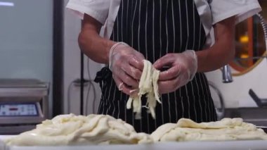 Peynir üreten fabrika - işçi yumuşak peyniri parçalara ayırdı