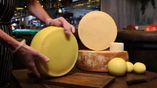 レストランサービス-ナイフで半分にチーズの頭を切断男 — ストック動画