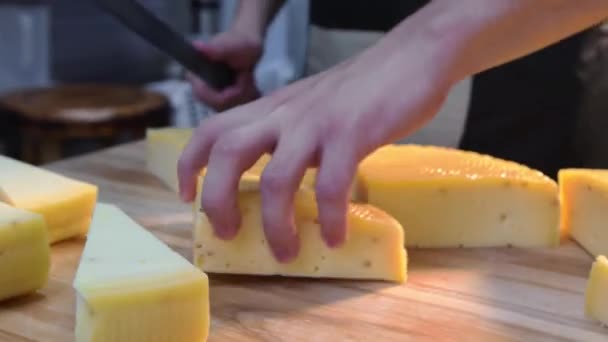 レストランサービス-男は机の上にチーズの三角形の部分を置く — ストック動画