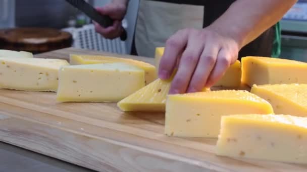 Restaurante servindo homem servindo pedaços de queijo triângulo na mesa — Vídeo de Stock