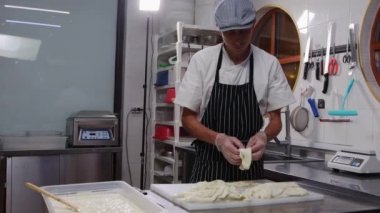 Peynir fabrikası - işçi yumuşak peyniri parçalara ayırdı