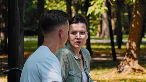 Mężczyzna i kobieta rozmawiający w parku — Wideo stockowe