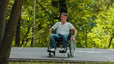 Yaya yolunda tekerlekli sandalyede bir adam var.