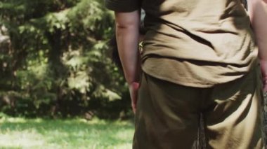 Beyaz kadın ve melez siyah kızı parkta oynuyorlardı. Ağacın arkasından dışarı bakıyorlardı.