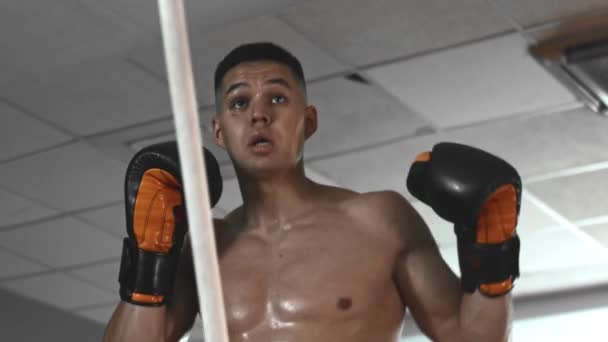 Entrenamiento de boxeo - joven luchando contra un palo de entrenamiento en un gimnasio — Vídeos de Stock