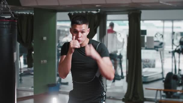 Mladý muž předvádí stínový box v tělocvičně — Stock video