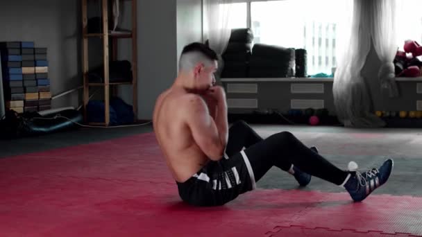 Joven bombeando sus abdominales y boxeando en el gimnasio — Vídeos de Stock