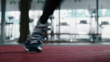 Boks antrenmanında aniden atlayan bir adam.