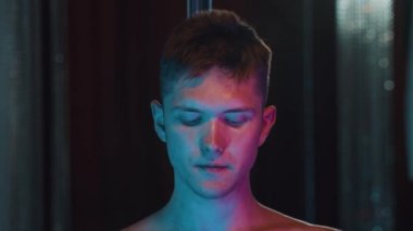 Gömleksiz adam hindistan cevizi şekeri yiyor - neon ışıklı