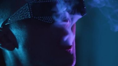 Gölgeli genç, çekici bir adam ve karanlık bir kulüpte yapay elmaslar buharlaşıyor.