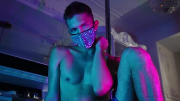 Νεαρός γυμνόστηθος στριπτιζέζ χορεύει στην κάμερα με μάσκα καλυμμένη με στρας — Αρχείο Βίντεο