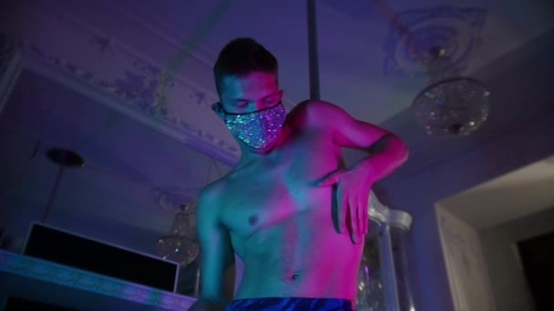Sexy joven hombre sin camisa stripper bailando en la cámara en la máscara cubierta de diamantes de imitación - iluminación de neón — Vídeos de Stock