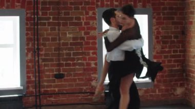 Latin dansları. Erkek ve kadın stüdyoda dans ediyorlar.