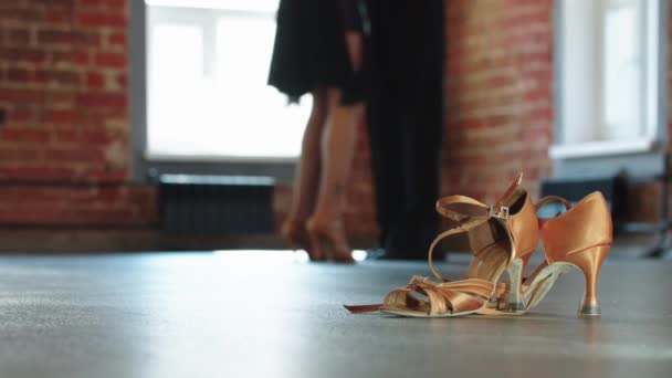 Atrakcyjna para ćwicząca taniec - żółte buty na pierwszym planie — Wideo stockowe