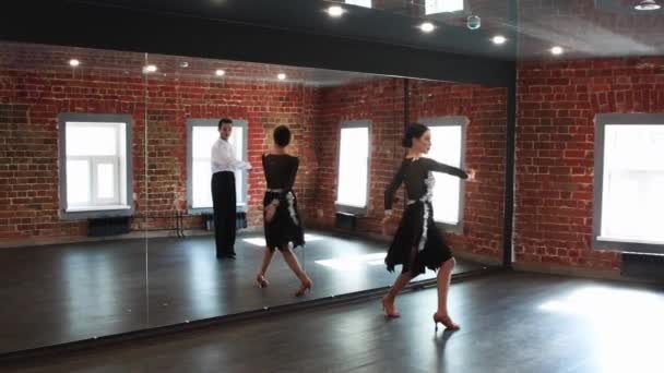 Una pareja practicando hot pair bailando en el estudio — Vídeo de stock