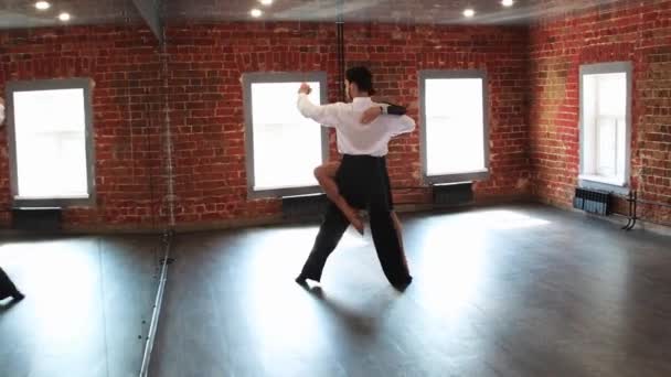 Una atractiva pareja practicando baile latino con elementos acrobáticos — Vídeos de Stock