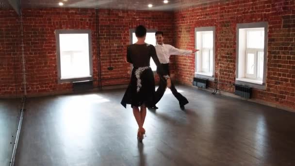 一对迷人的夫妇在房间里训练舞蹈元素 — 图库视频影像