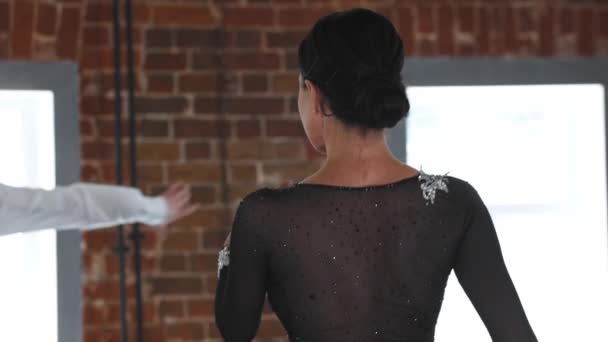 Hombre y mujer practicando danza de pareja elegante en el estudio — Vídeos de Stock