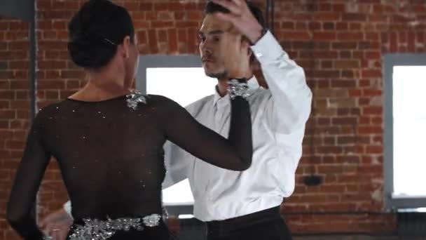 Mężczyzna i kobieta w wykonywaniu kostiumów szkolenia ich numer taneczny w studio — Wideo stockowe