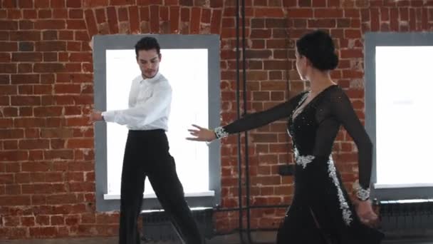 Άνδρας και γυναίκα σε παραστάσεις κοστούμια κατάρτισης Λατίνα χορευτικό αριθμό τους — Αρχείο Βίντεο