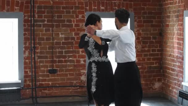 Un couple en costumes de performance formant leur numéro de danse dans le studio — Video