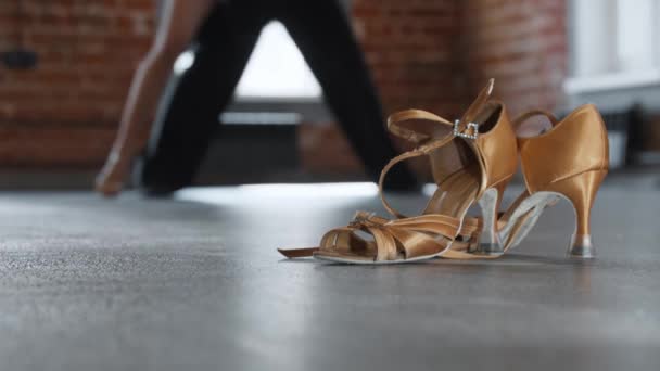 スタジオでダンスを練習しているカップル-前景に黄色の靴 — ストック動画