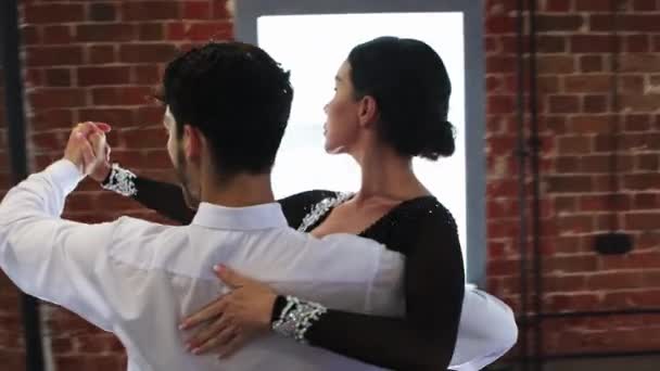 Atraktivní pár nacvičující tanec a smích — Stock video