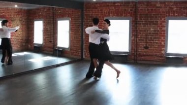 Bir çift stüdyoda dans provası yapıyor.