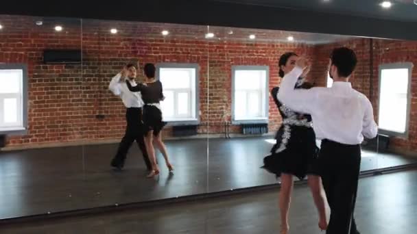 Доросла пара, що практикує гарячу пару, танцює в студії — стокове відео