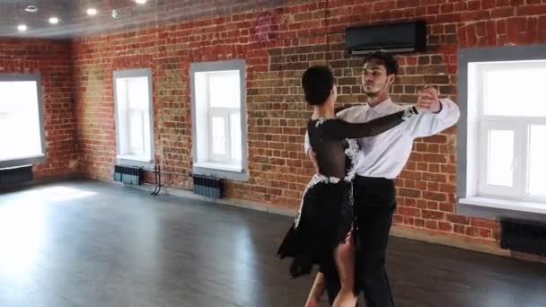 Приваблива пара практикує бальні танці — стокове відео
