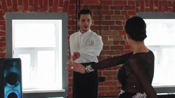 Danses latines - un couple s'entraîne à danser en studio avec des murs de briques — Video