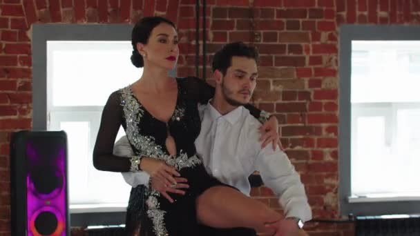 Danças latinas - um casal girando na dança par enquanto treina no estúdio — Vídeo de Stock