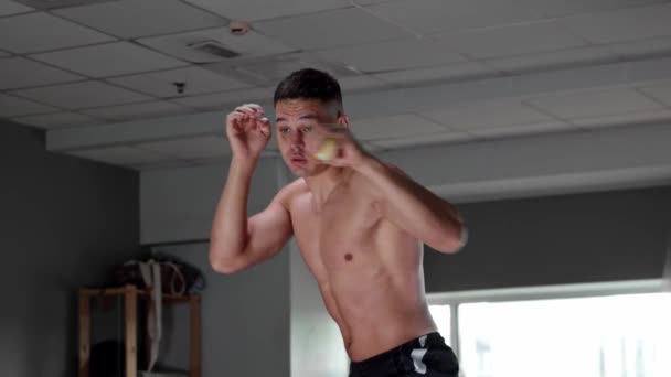 Hombre joven entrenando su agilidad - rebota una pequeña pelota en el suelo — Vídeos de Stock