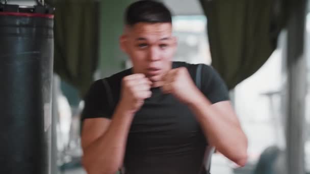 Joven realizando boxeo de sombras en el gimnasio - mirando a la cámara — Vídeos de Stock