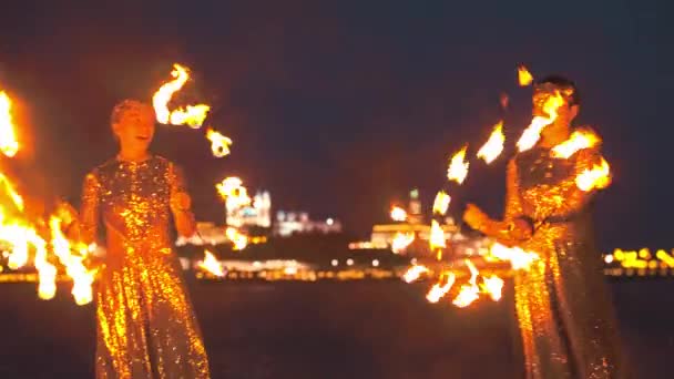Zwei junge Frauen bei einer Feuershow am Strand - tanzen — Stockvideo