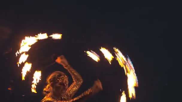 Dvě usměvavé ženy předvádějící ohňové představení na pláži pozdě večer — Stock video