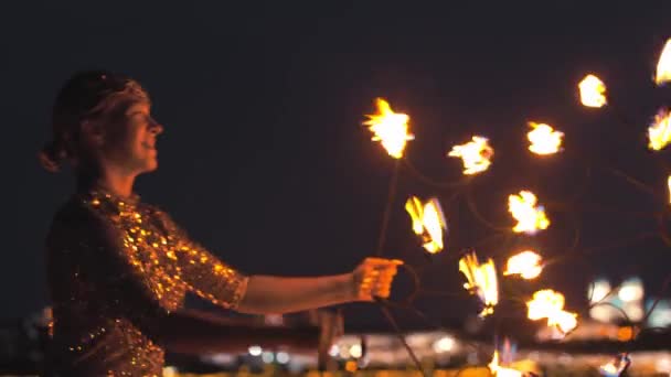 Две улыбающиеся счастливые женщины устраивают по ночам огненное шоу — стоковое видео