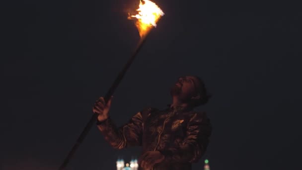 Homem barbudo performer brincando com fogo à noite — Vídeo de Stock