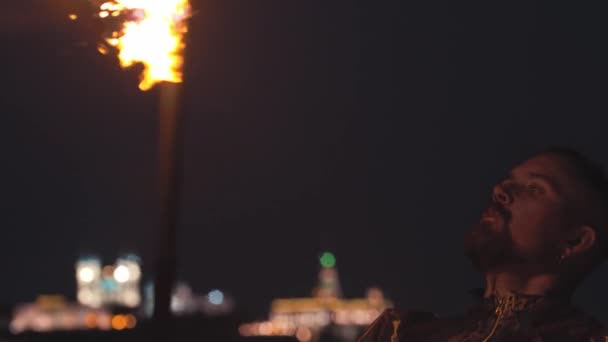 Baard man performer spuugt benzine op het vuur — Stockvideo