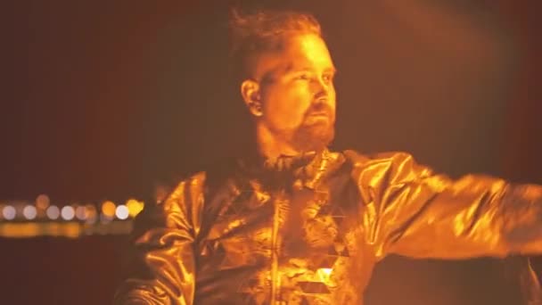 Бородатий чоловік виступає з двома випущеними факелами на ланцюгах — стокове відео