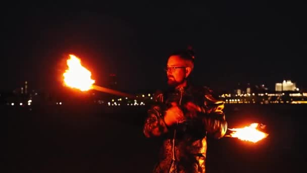 Homem barbudo atuando em um show de fogo cospe a gasolina no fogo — Vídeo de Stock