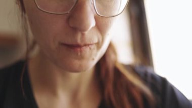 Beyaz kadın sağlıklı bir hayat sürerken kaşıkla taze sebze salatası yiyor.