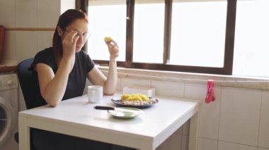 Gözlüklü genç bir kadın öğle yemeği için tipik bir Brezilya yemeği yiyor.