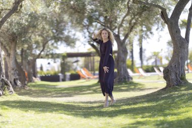 Dışarıdaki bir ortamda özgürlüğünü ve doğayla bağlantısını ifade eden bir kadın.