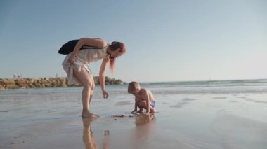 Mutlu bir aile yaz tatilini anne ve oğluyla plajda oynayarak geçirir.