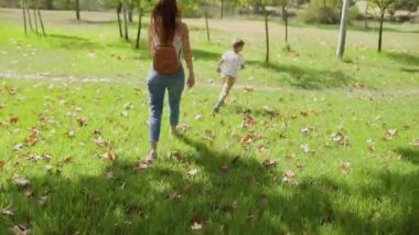 Genç bir aile, bir anne ve küçük oğlu, güzel bir günde dışarıda yürüyüş yapıyorlar.