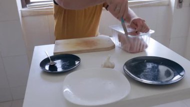 Bir ev mutfağındaki ahşap kesme tahtasına küçük bir tavuğu yerleştirip yerleştirmek.