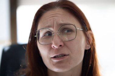 Kafasını karıştıran ya da şüpheye düşüren bir kadın, bir sorun hakkında düşünürken.